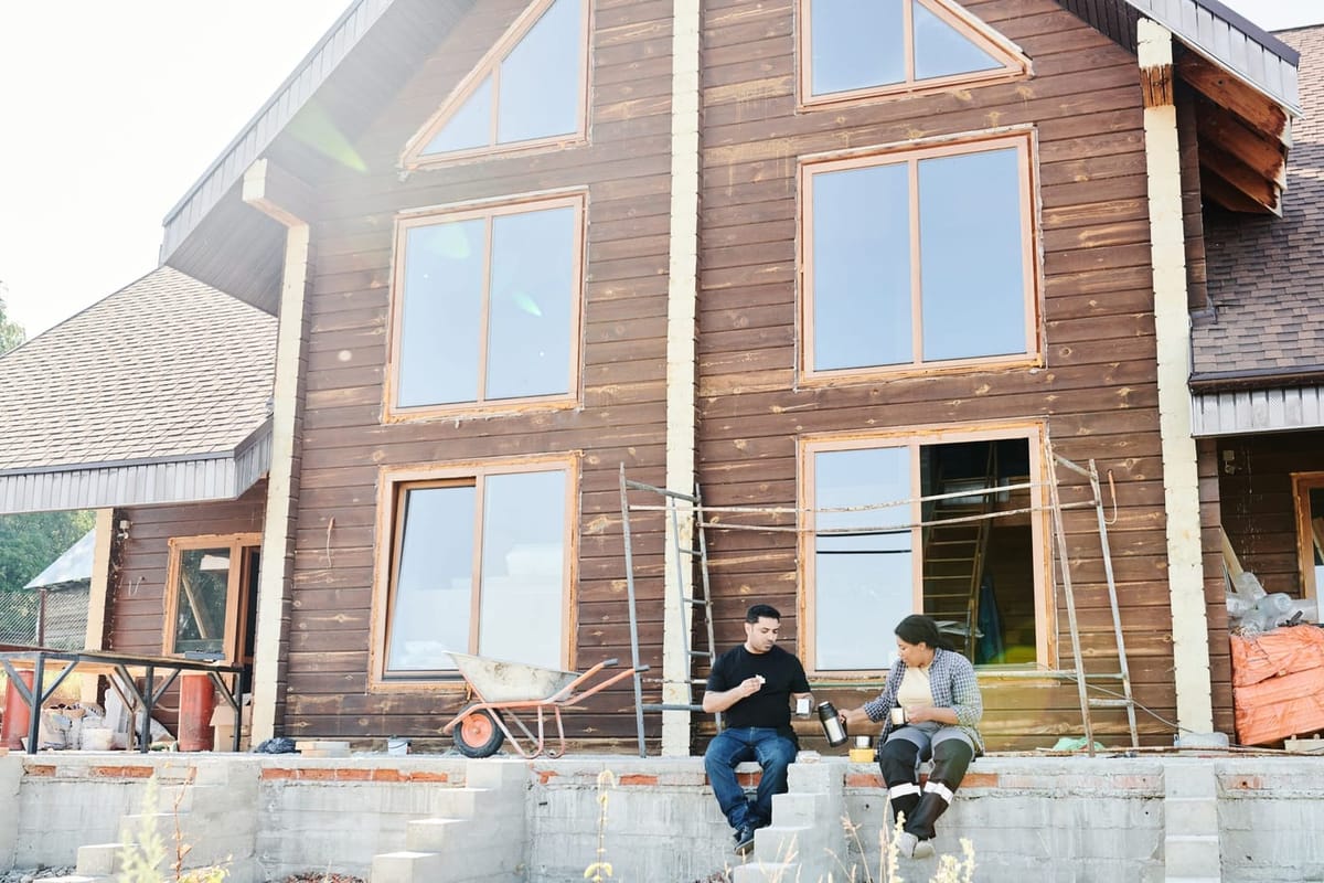 Architekturpläne und ein Modell auf einem Holztisch