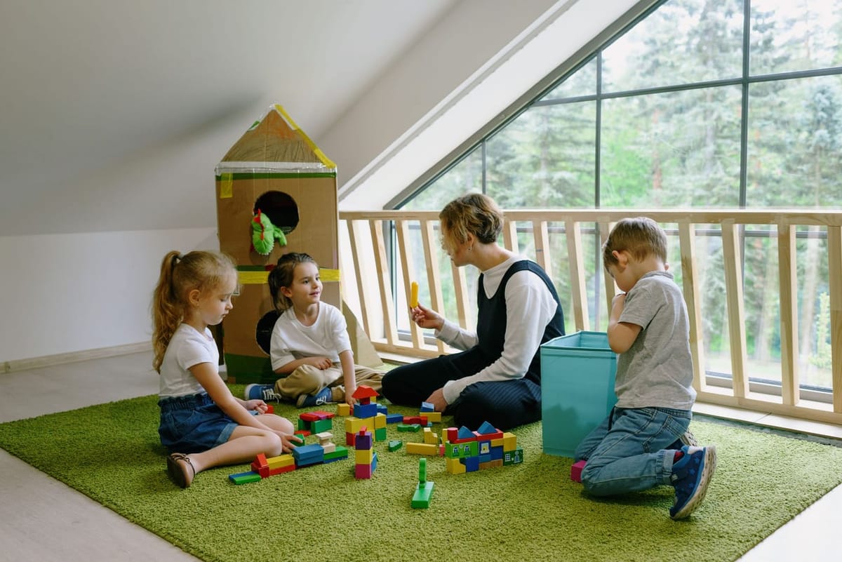 Menschen im Gespräch vor einem Haus im Dorf