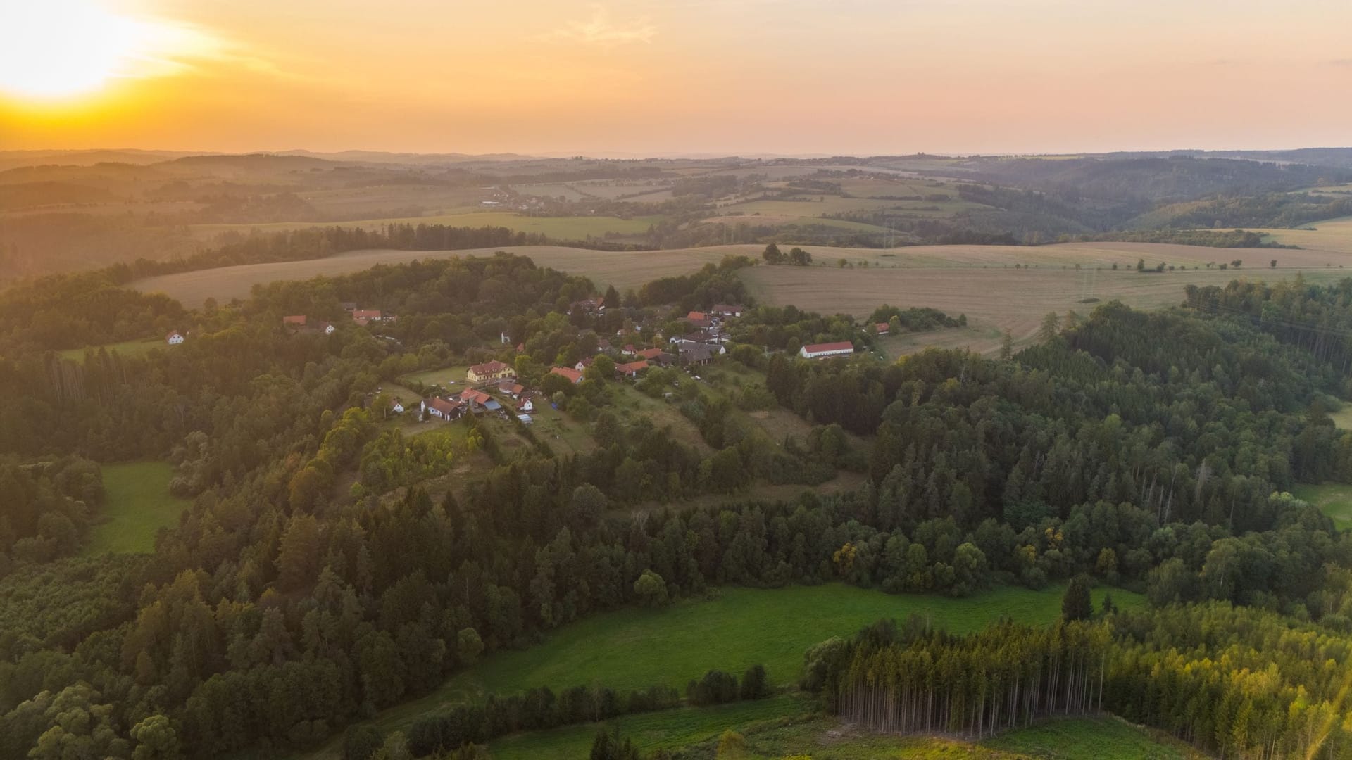 Dächer und Landschaft im Berner Seeland bei warmem Licht