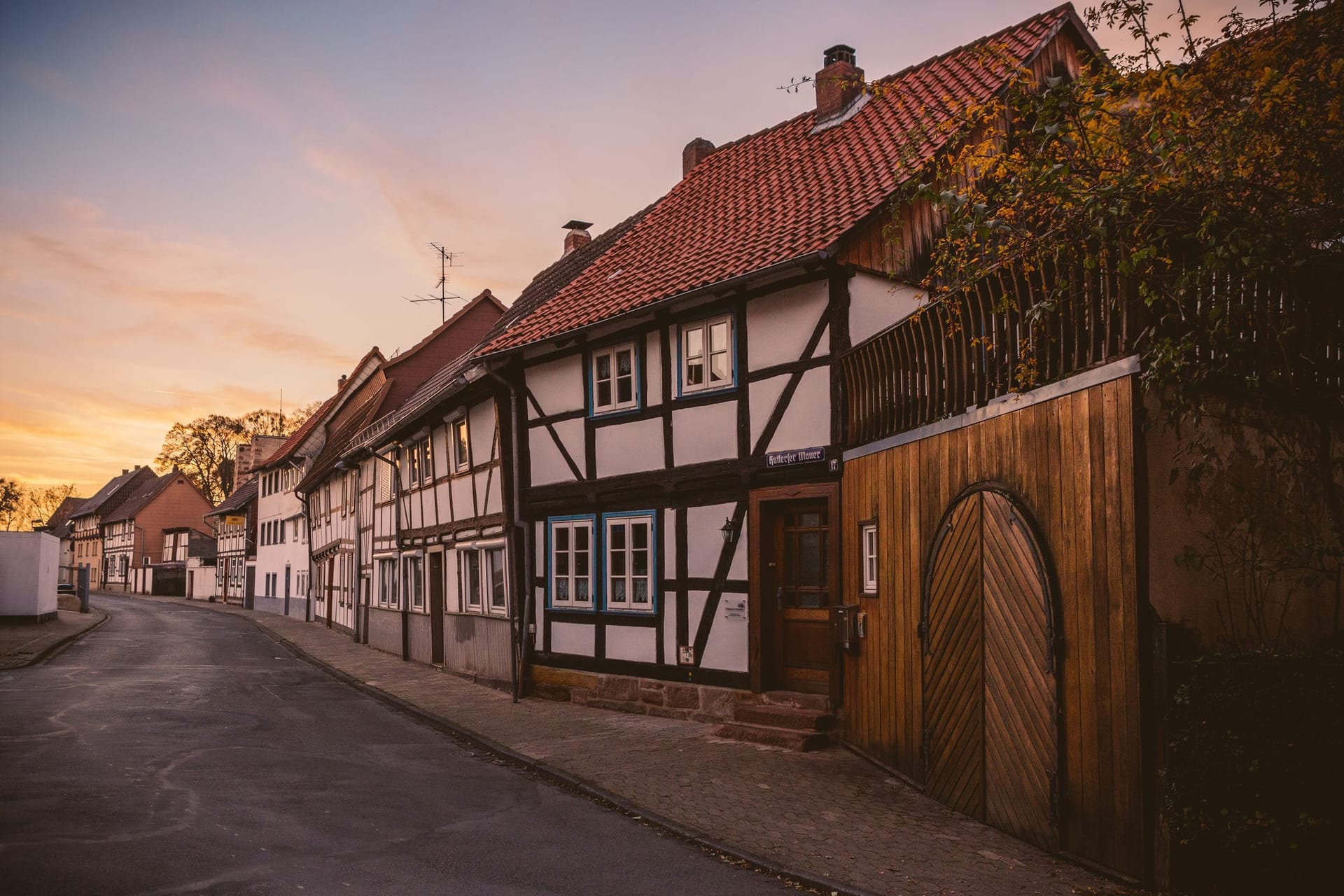 Historischer Dorfkern mit Gasthaus im warmen Abendlicht