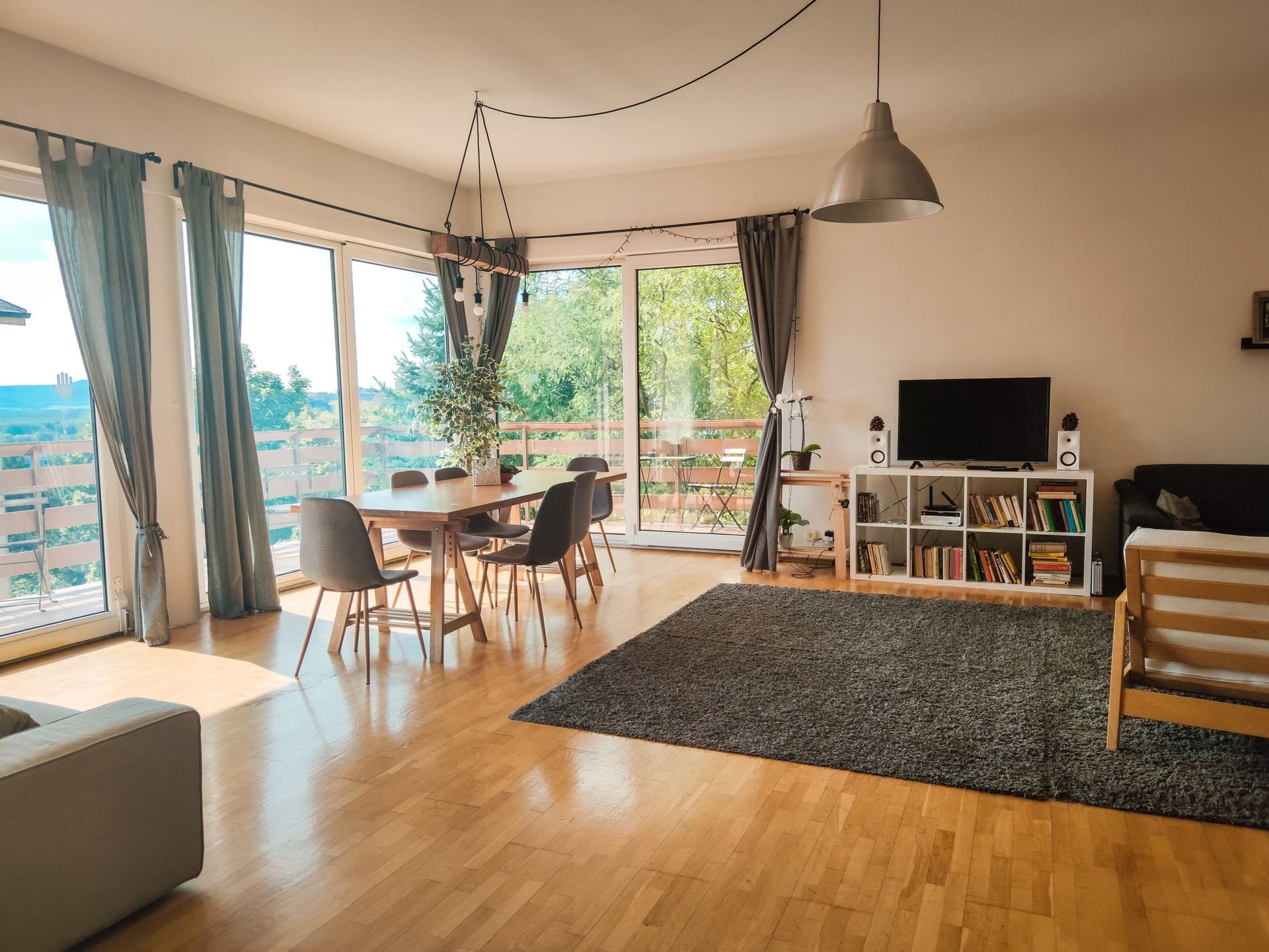 Helle Wohnung mit offener Balkontür und Blick ins Grüne