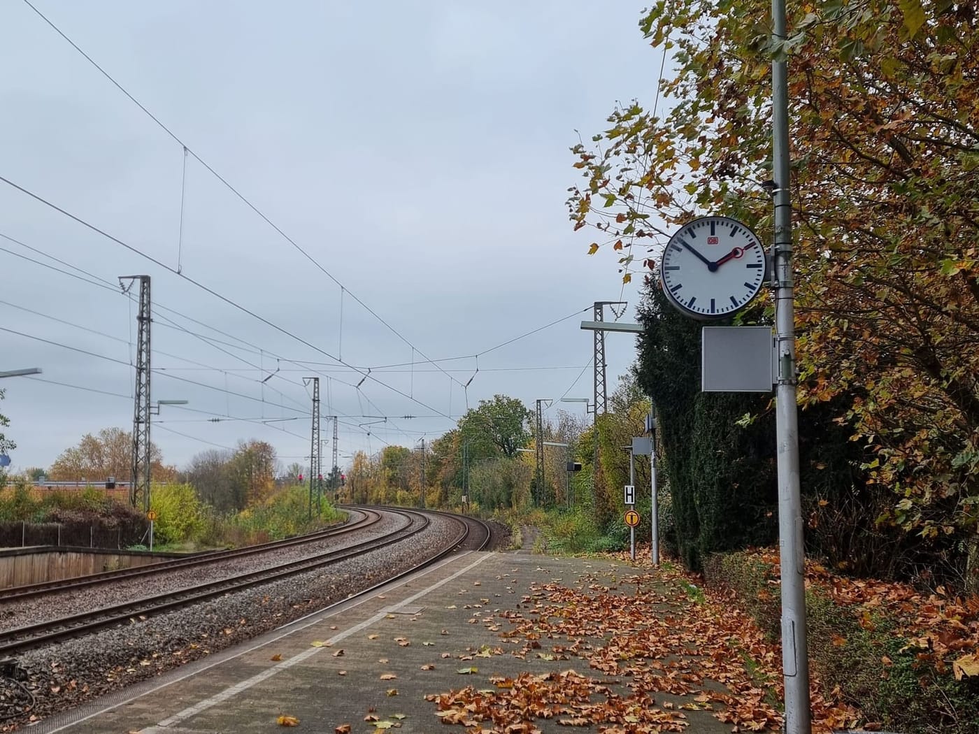Regionalzug an einem kleinen Bahnhof