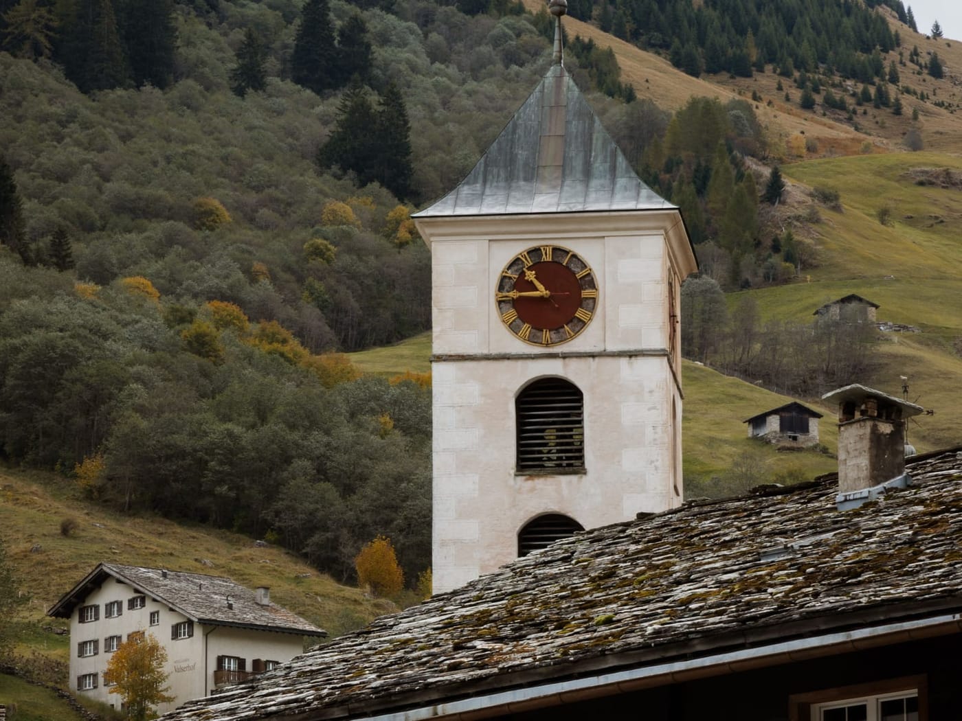 Dorfkirche mit Kirchturm über den Dächern
