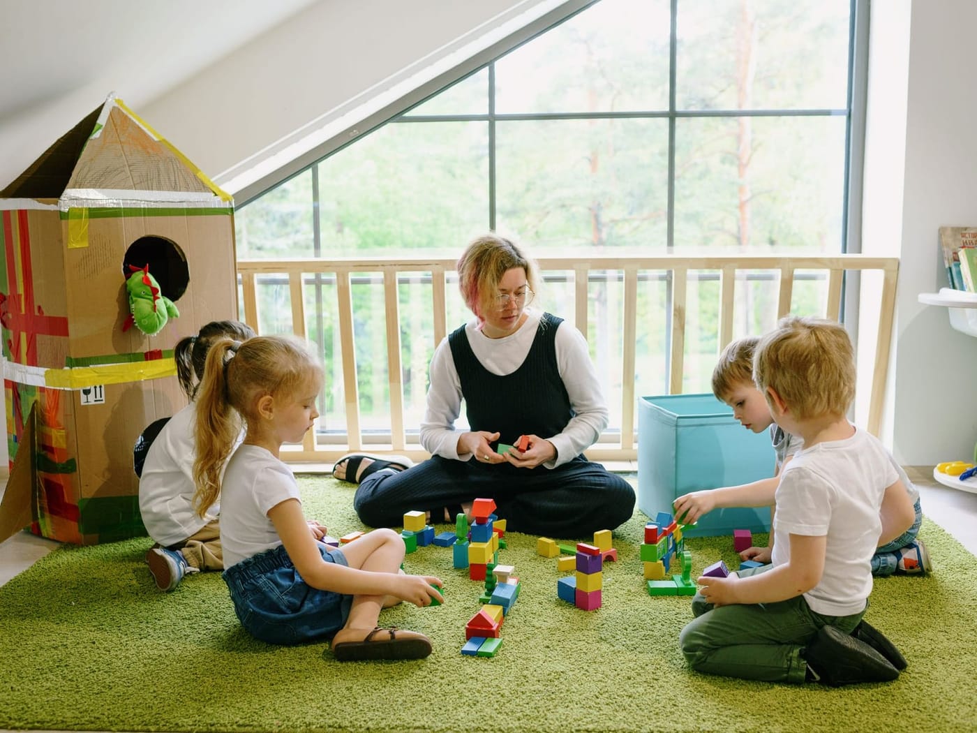 Heller Kita-Raum, Kinder beim Spielen