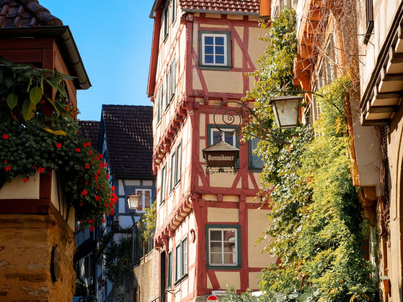 Fassade eines alten Dorfgasthauses mit Fensterläden